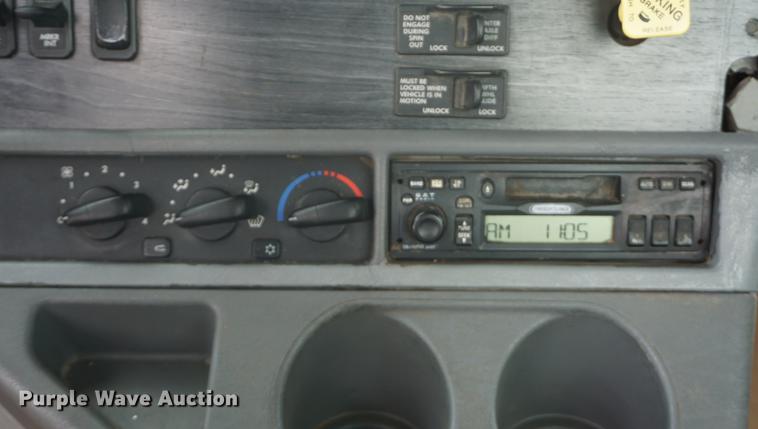 image for item DD7915 2006 Freightliner Columbia semi truck