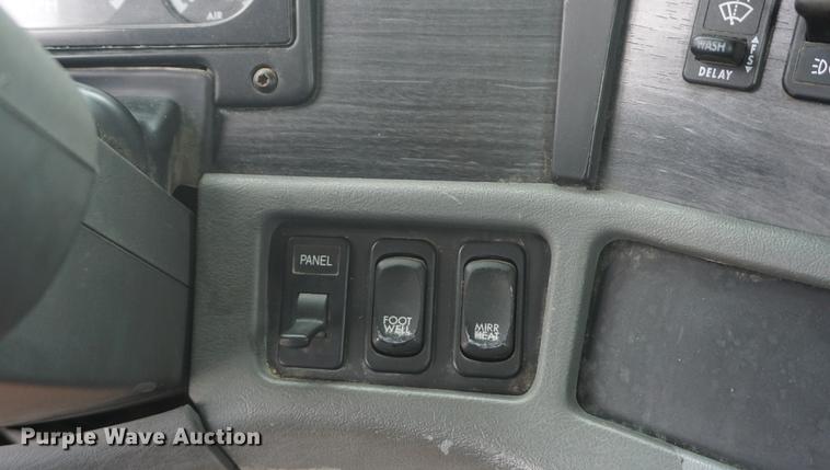 image for item DD7915 2006 Freightliner Columbia semi truck