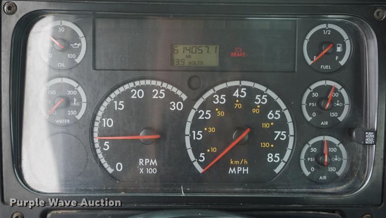 image for item DD7915 2006 Freightliner Columbia semi truck