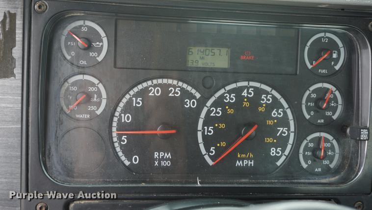 image for item DD7915 2006 Freightliner Columbia semi truck