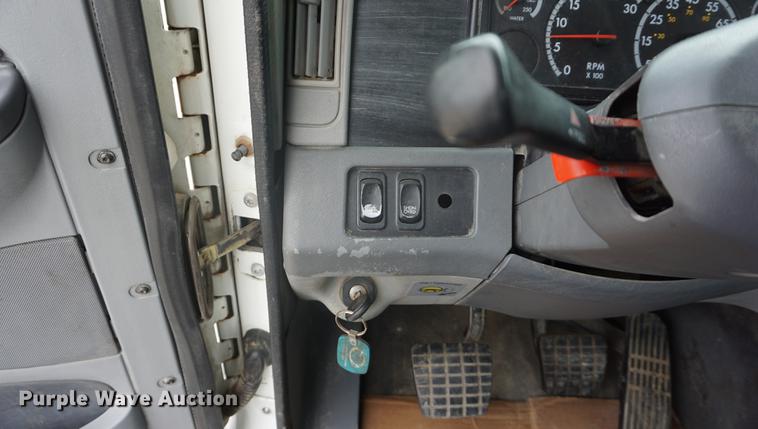 image for item DD7915 2006 Freightliner Columbia semi truck