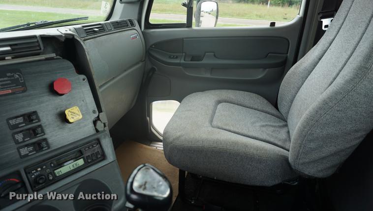 image for item DD7915 2006 Freightliner Columbia semi truck