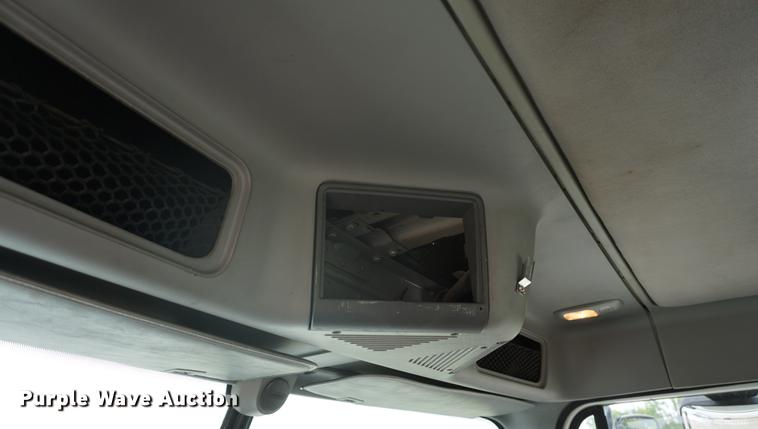 image for item DD7915 2006 Freightliner Columbia semi truck