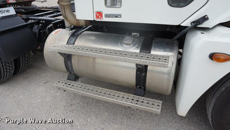 image for item DD7915 2006 Freightliner Columbia semi truck