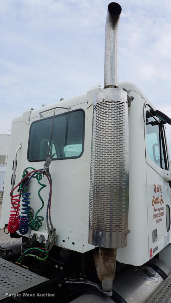 image for item DD7915 2006 Freightliner Columbia semi truck