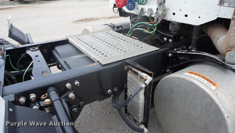 image for item DD7915 2006 Freightliner Columbia semi truck