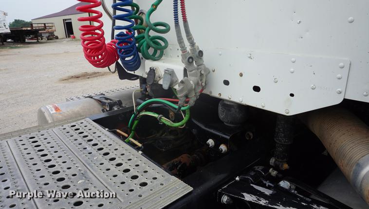 image for item DD7915 2006 Freightliner Columbia semi truck