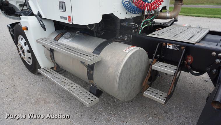 image for item DD7915 2006 Freightliner Columbia semi truck