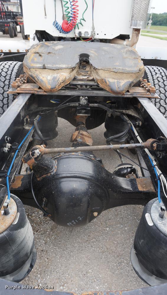 image for item DD7915 2006 Freightliner Columbia semi truck