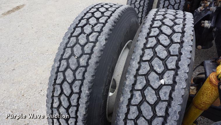 image for item DD7915 2006 Freightliner Columbia semi truck