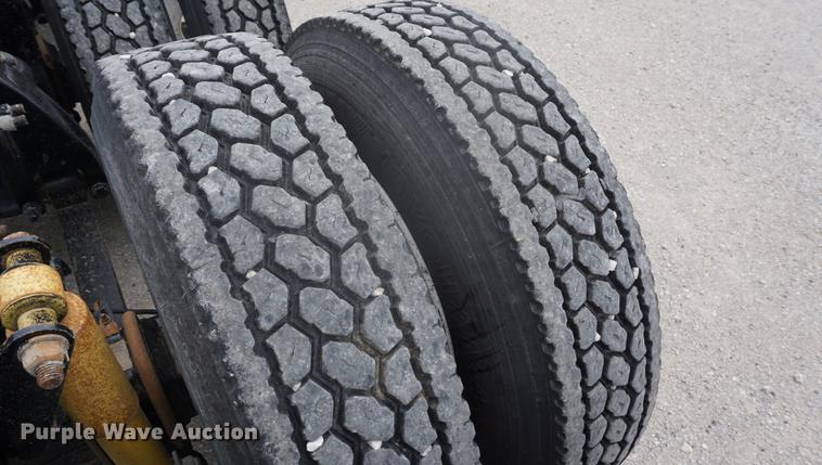 image for item DD7915 2006 Freightliner Columbia semi truck