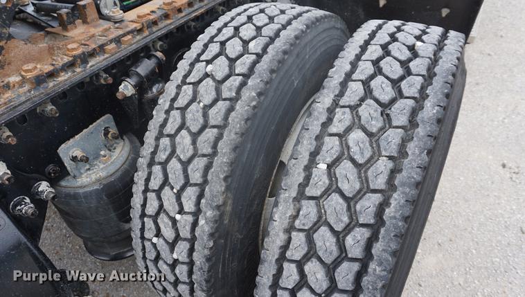 image for item DD7915 2006 Freightliner Columbia semi truck