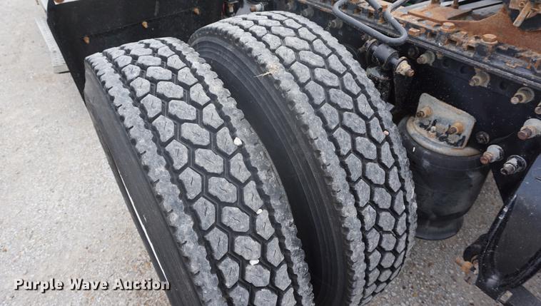 image for item DD7915 2006 Freightliner Columbia semi truck