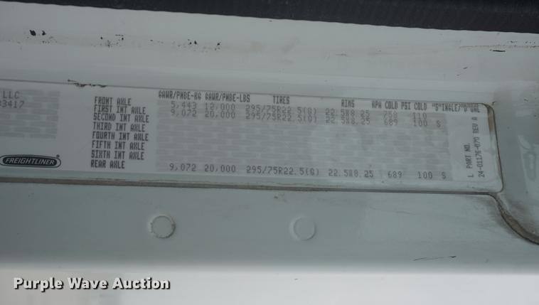 image for item DD7915 2006 Freightliner Columbia semi truck