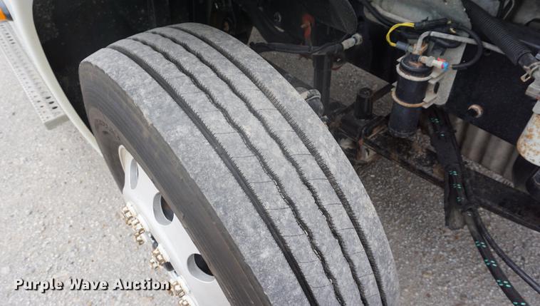 image for item DD7915 2006 Freightliner Columbia semi truck