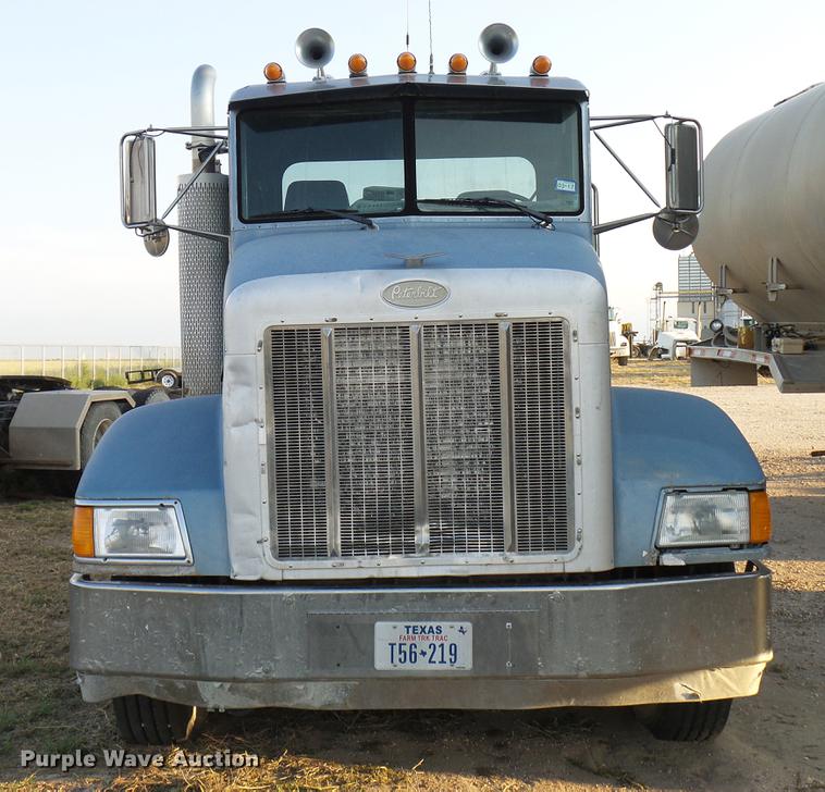 image for item DD8397 1999 Peterbilt 385 semi truck