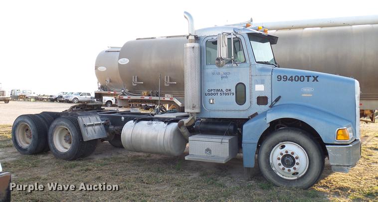 image for item DD8397 1999 Peterbilt 385 semi truck