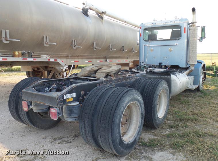 image for item DD8397 1999 Peterbilt 385 semi truck