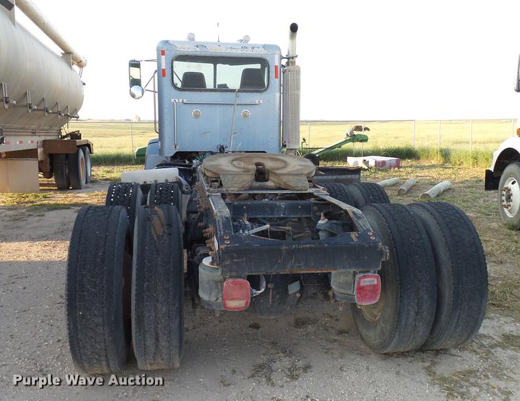 image for item DD8397 1999 Peterbilt 385 semi truck