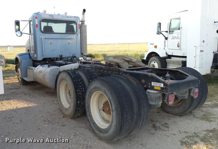 image for item DD8397 1999 Peterbilt 385 semi truck