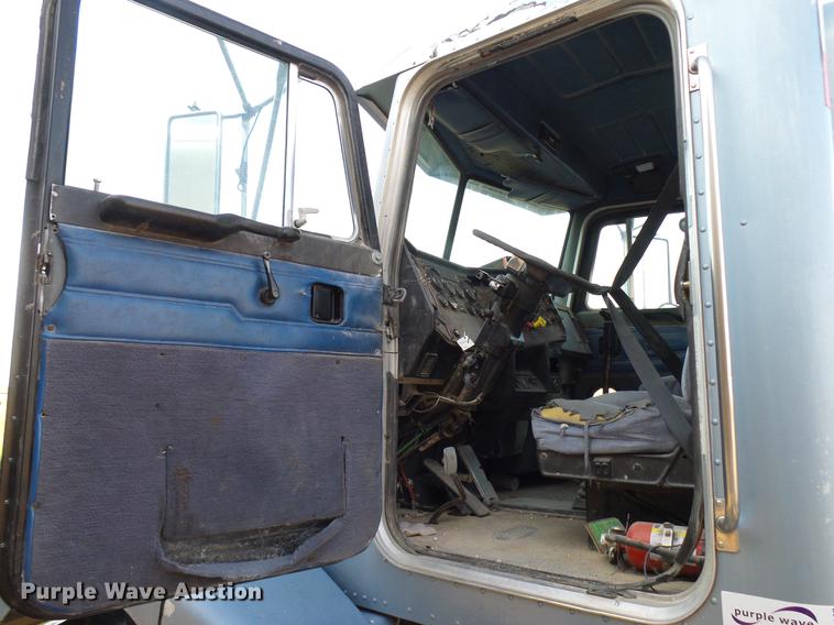 image for item DD8397 1999 Peterbilt 385 semi truck