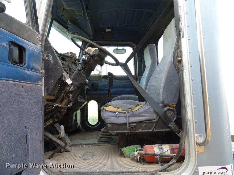 image for item DD8397 1999 Peterbilt 385 semi truck