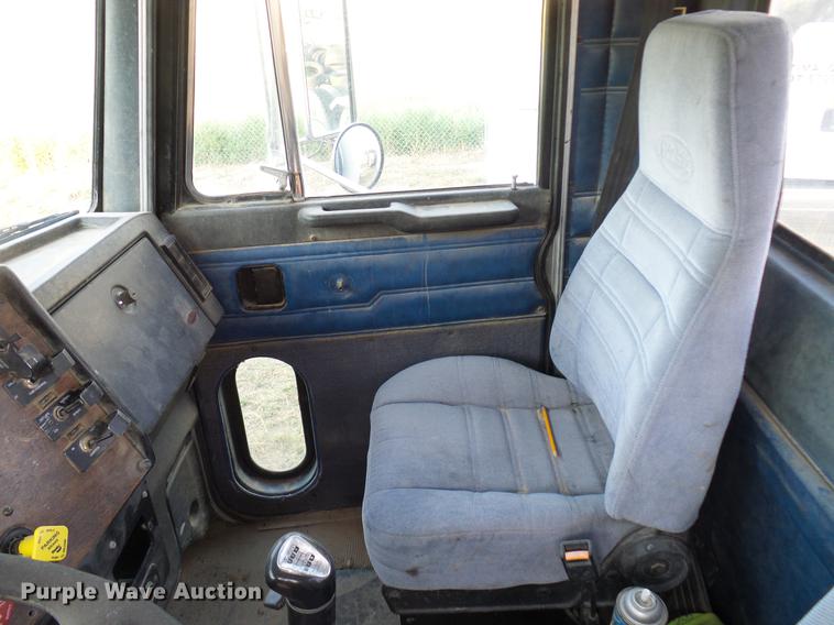 image for item DD8397 1999 Peterbilt 385 semi truck