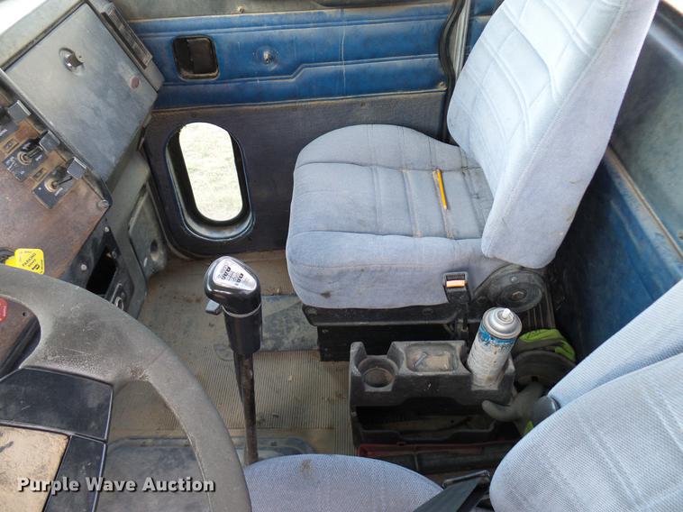 image for item DD8397 1999 Peterbilt 385 semi truck