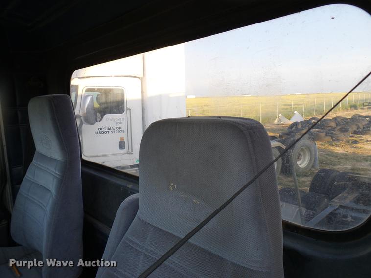 image for item DD8397 1999 Peterbilt 385 semi truck