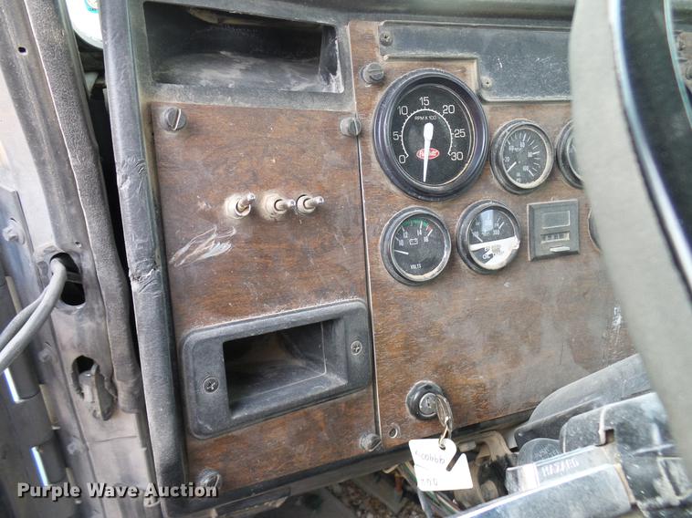 image for item DD8397 1999 Peterbilt 385 semi truck