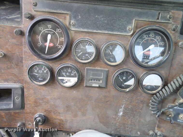 image for item DD8397 1999 Peterbilt 385 semi truck