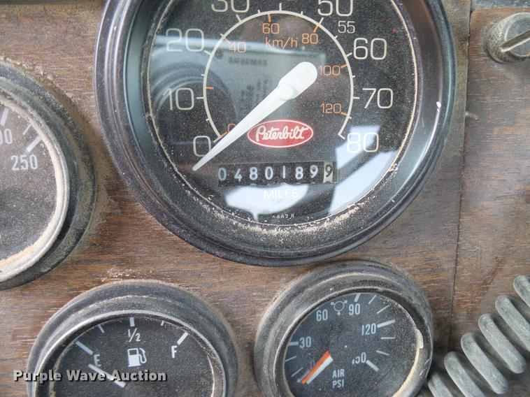 image for item DD8397 1999 Peterbilt 385 semi truck