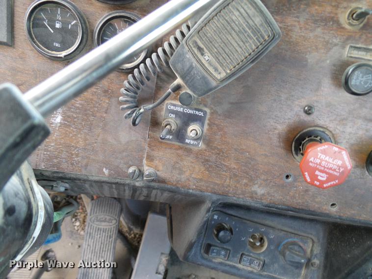 image for item DD8397 1999 Peterbilt 385 semi truck