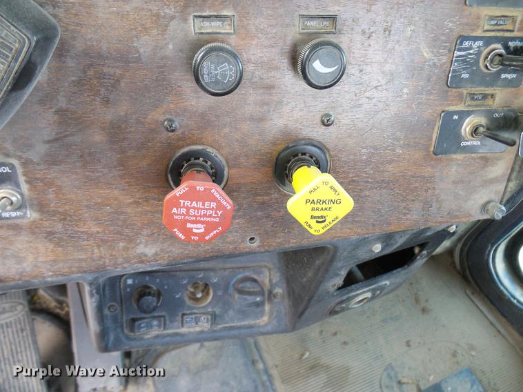 image for item DD8397 1999 Peterbilt 385 semi truck