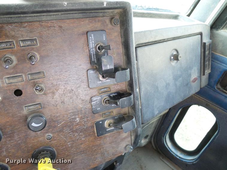 image for item DD8397 1999 Peterbilt 385 semi truck