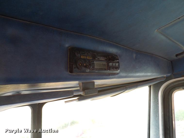 image for item DD8397 1999 Peterbilt 385 semi truck