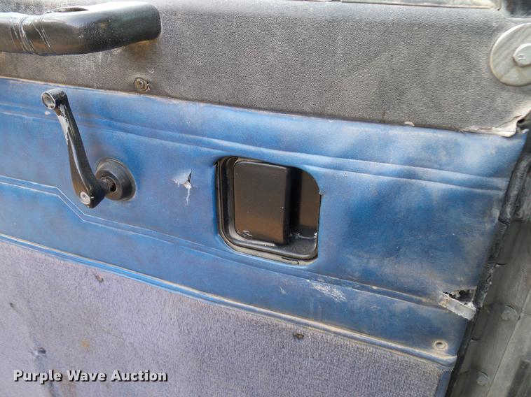 image for item DD8397 1999 Peterbilt 385 semi truck