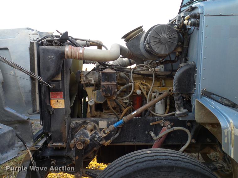 image for item DD8397 1999 Peterbilt 385 semi truck