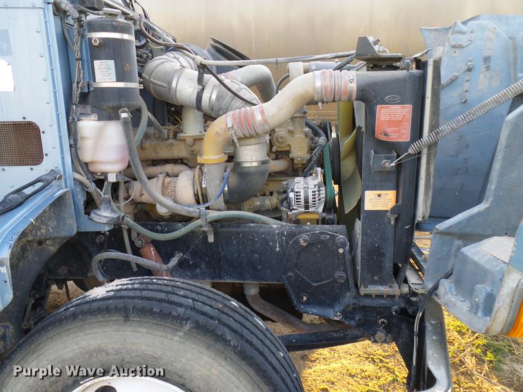 image for item DD8397 1999 Peterbilt 385 semi truck