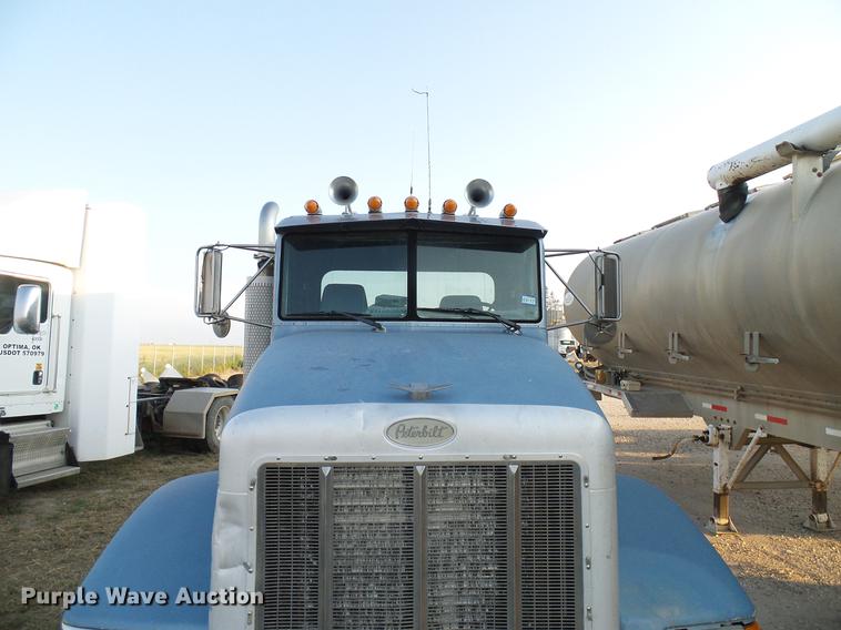 image for item DD8397 1999 Peterbilt 385 semi truck
