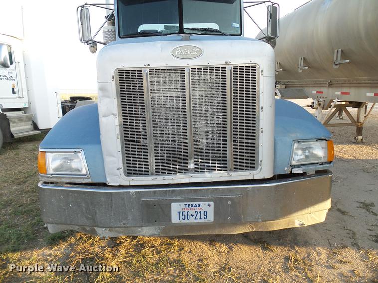 image for item DD8397 1999 Peterbilt 385 semi truck