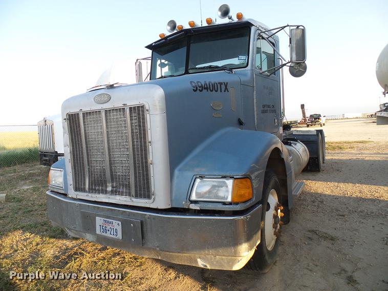 image for item DD8397 1999 Peterbilt 385 semi truck