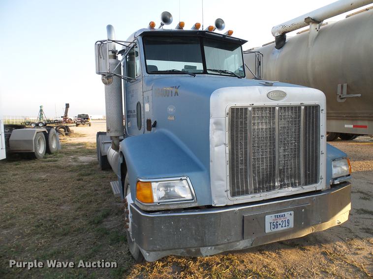 image for item DD8397 1999 Peterbilt 385 semi truck