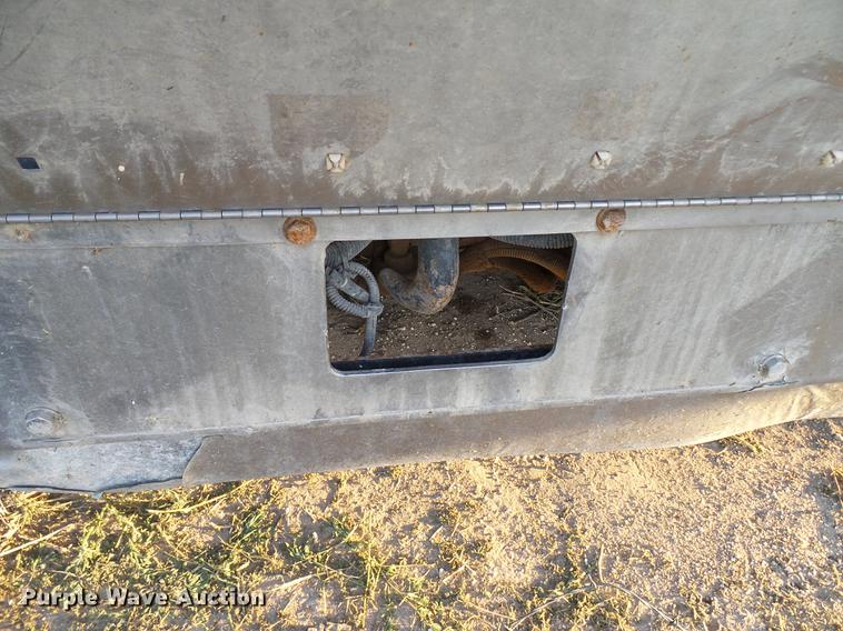 image for item DD8397 1999 Peterbilt 385 semi truck