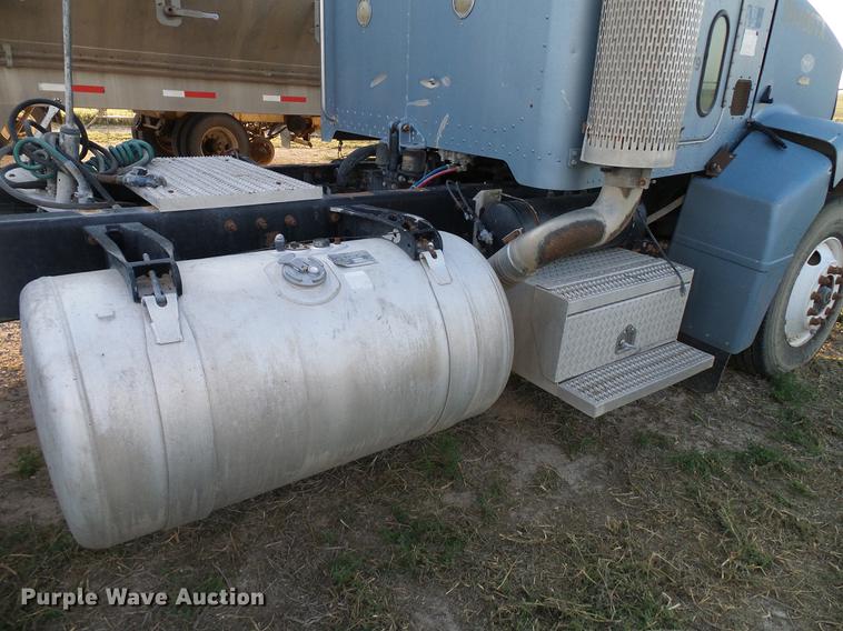 image for item DD8397 1999 Peterbilt 385 semi truck