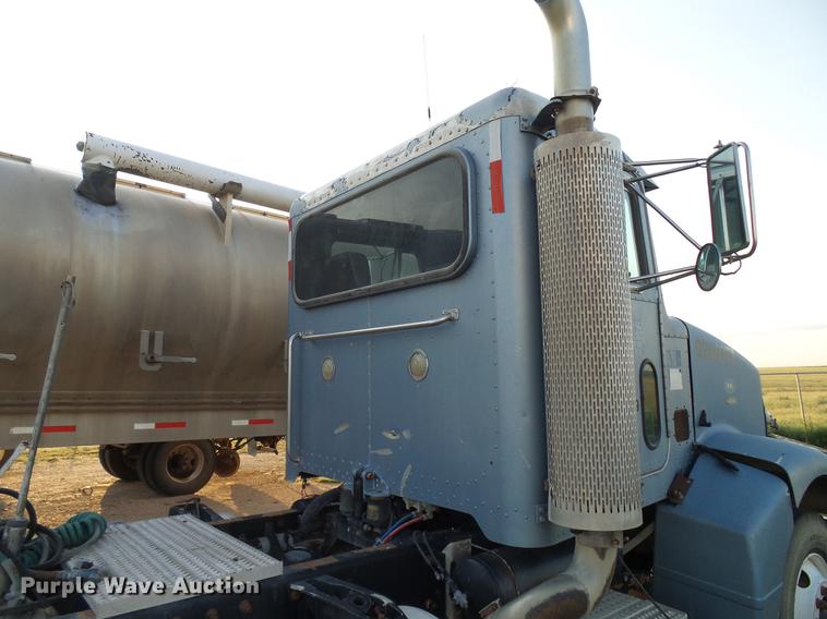 image for item DD8397 1999 Peterbilt 385 semi truck