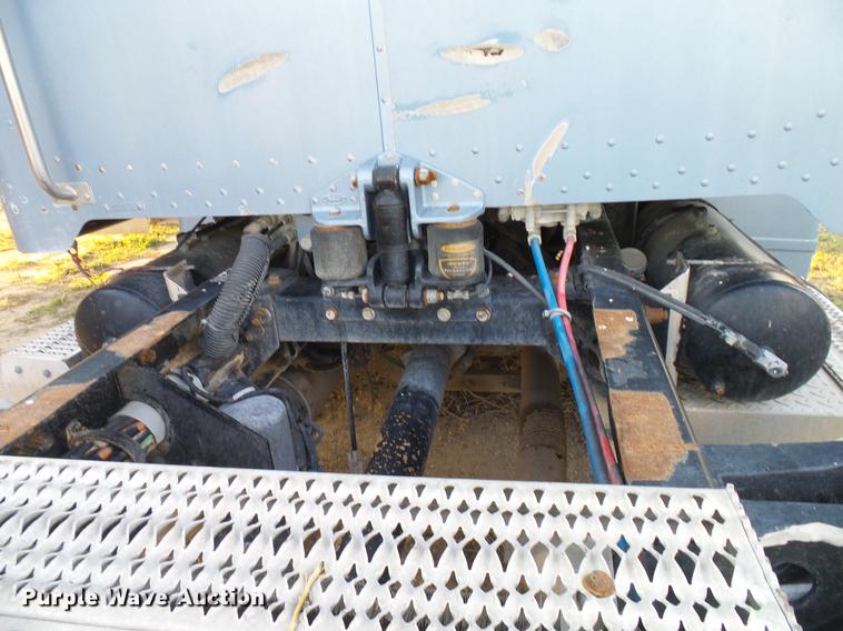 image for item DD8397 1999 Peterbilt 385 semi truck