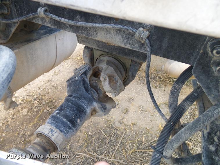 image for item DD8397 1999 Peterbilt 385 semi truck