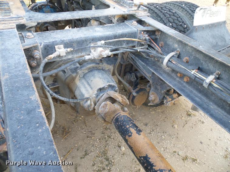 image for item DD8397 1999 Peterbilt 385 semi truck