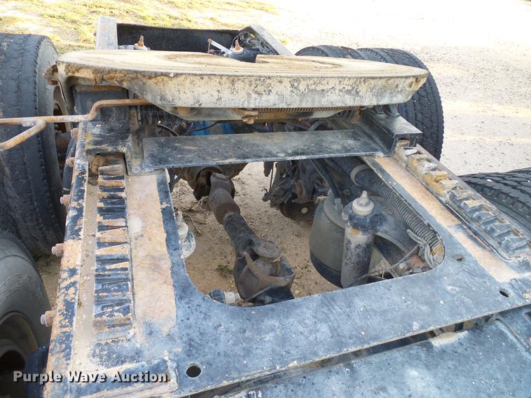 image for item DD8397 1999 Peterbilt 385 semi truck